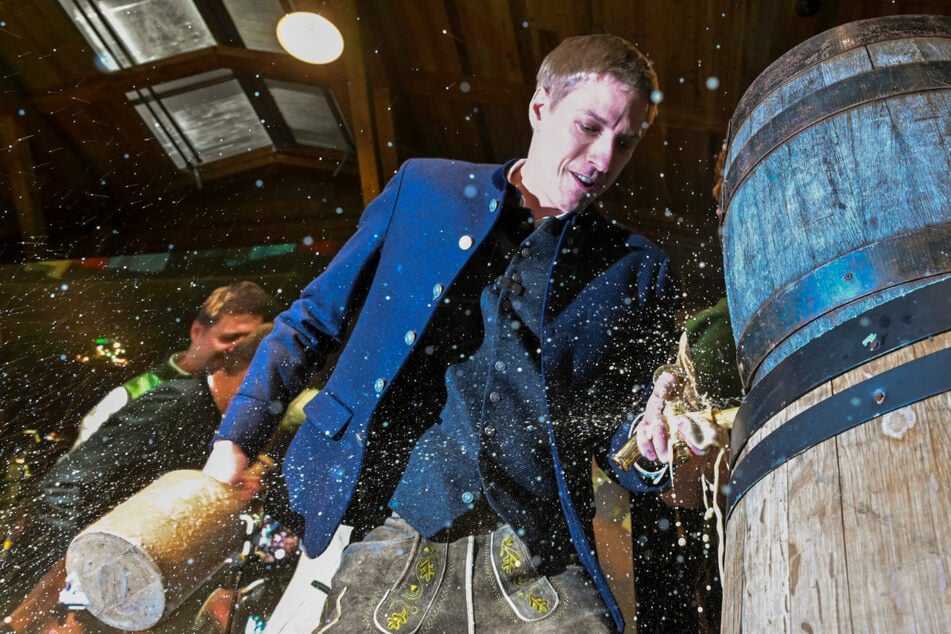 Münchens Oberbürgermeister Dominik Krause (35, Grüne) – hier beim Anstich auf dem Gelände einer Giesinger Brauerei – sieht die Wiesn als Fest des Bieres, nicht des Champagners.
