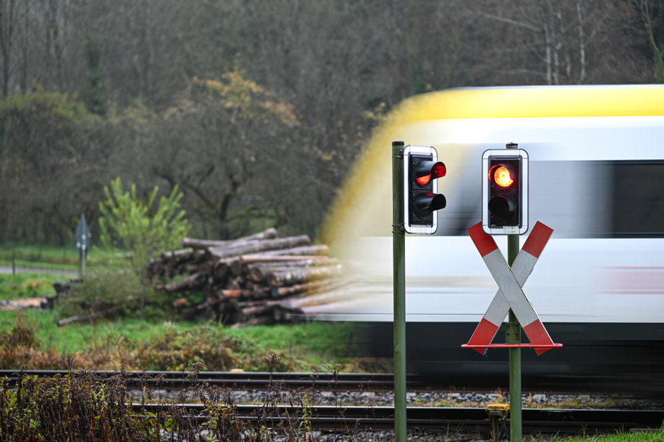 Nach dem tödlichen Unglück wurde die Bahnstrecke voll gesperrt. (Symbolbild)
