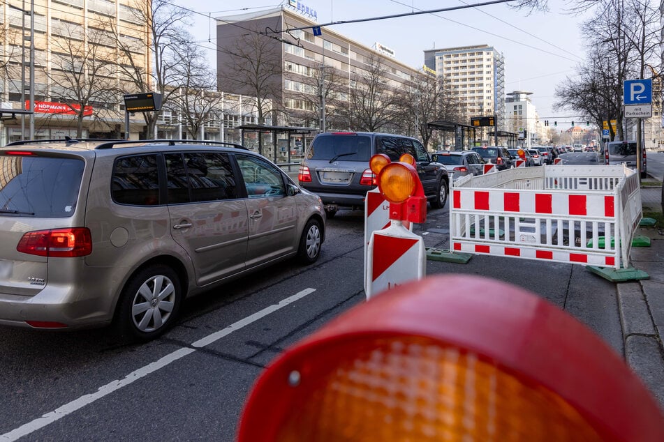 Stoßstange an Stoßstange stehen die Autofahrer derzeit an der neuen Baustelle auf der Brückenstraße.