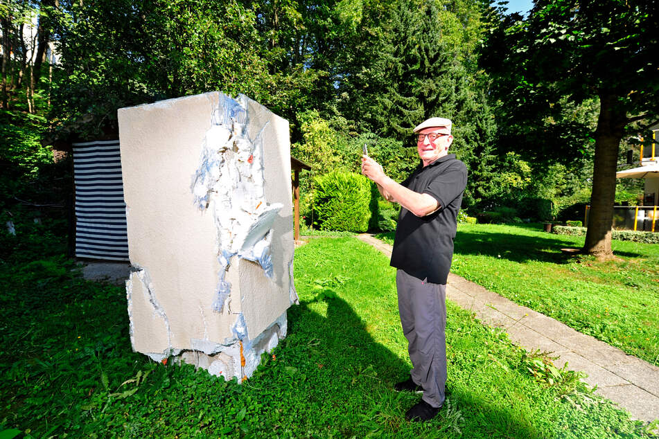 Anwohner Joachim Hackenberger (77) vor dem zwei Meter hohen Kaminklotz im Garten.