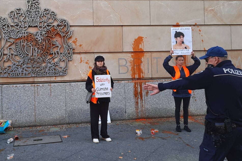 Mit Tomatensuppe gegen Repression: Letzte Generation nimmt Britische Botschaft ins Visier