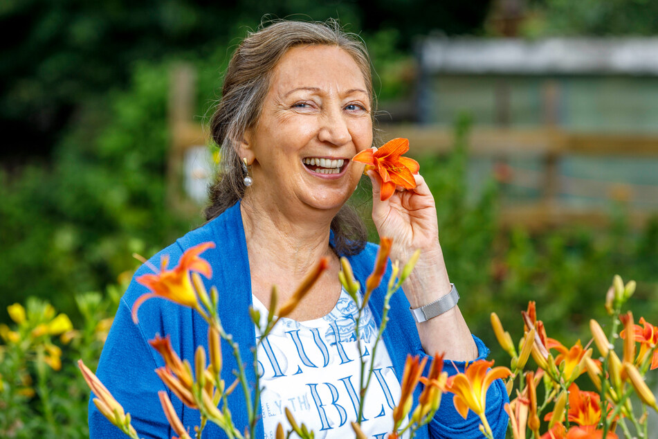 JAB-Chefin Christine Graf (65) nascht von den schmackhaften Blüten der Feuerlilie.