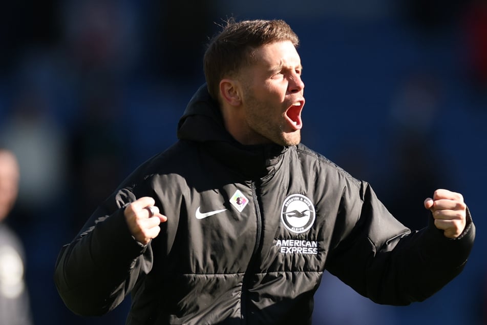 St. Paulis Aufstiegstrainer Fabian Hürzeler (33) steht bei Brighton Hove &amp; Albion vor einer Vertragsverlängerung.