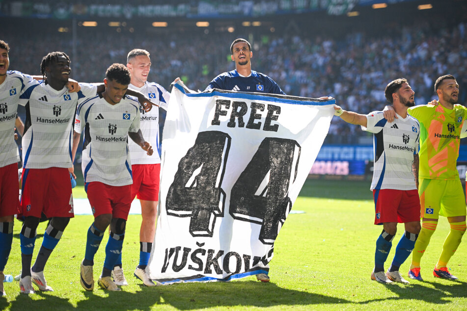 Nach der Partie zeigte die Mannschaft ein Plakat mit der Aufschrit "Free Vuskovic".