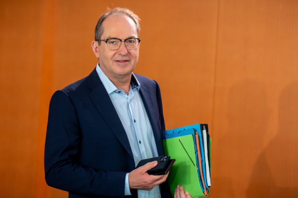 Bundesinnenminister Alexander Dobrindt (54, CSU) hat am Dienstag den Verein "Königreich Deutschland" verboten. Es folgten zahlreiche Durchsuchungen.