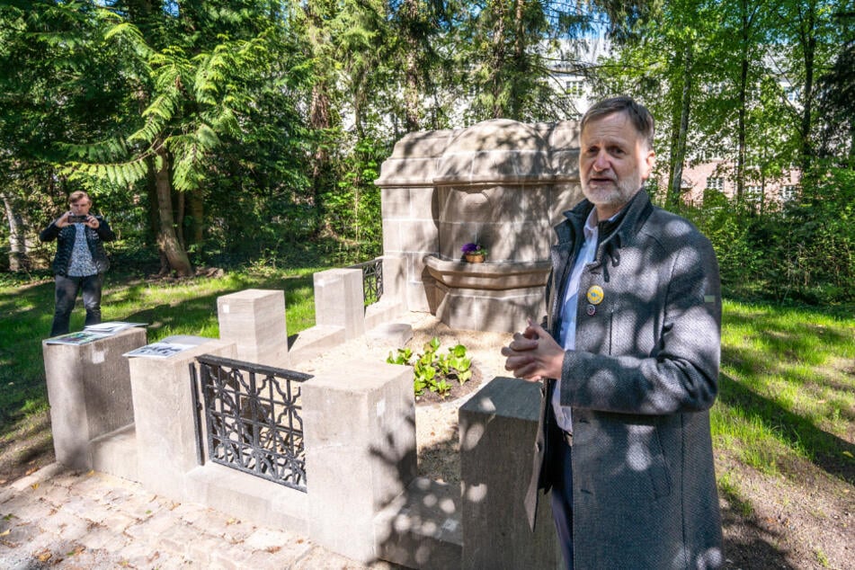 Jens Beutmann (56), Vorstand des Chemnitzer Geschichtsvereins am neu gestalteten Grab.