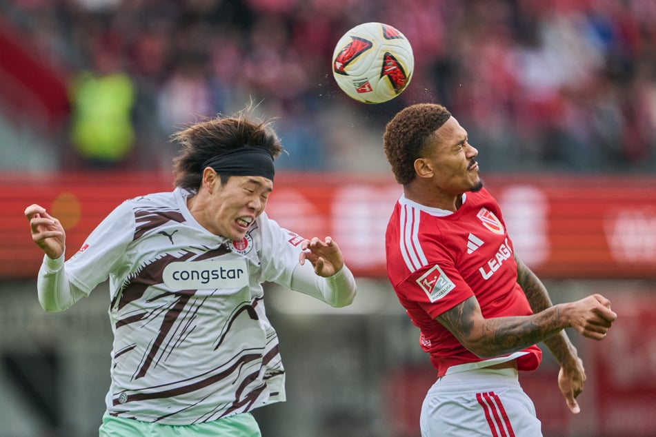 Mit seiner Größe und Physis stellt der Angreifer seine Gegenspieler vor Herausforderungen.