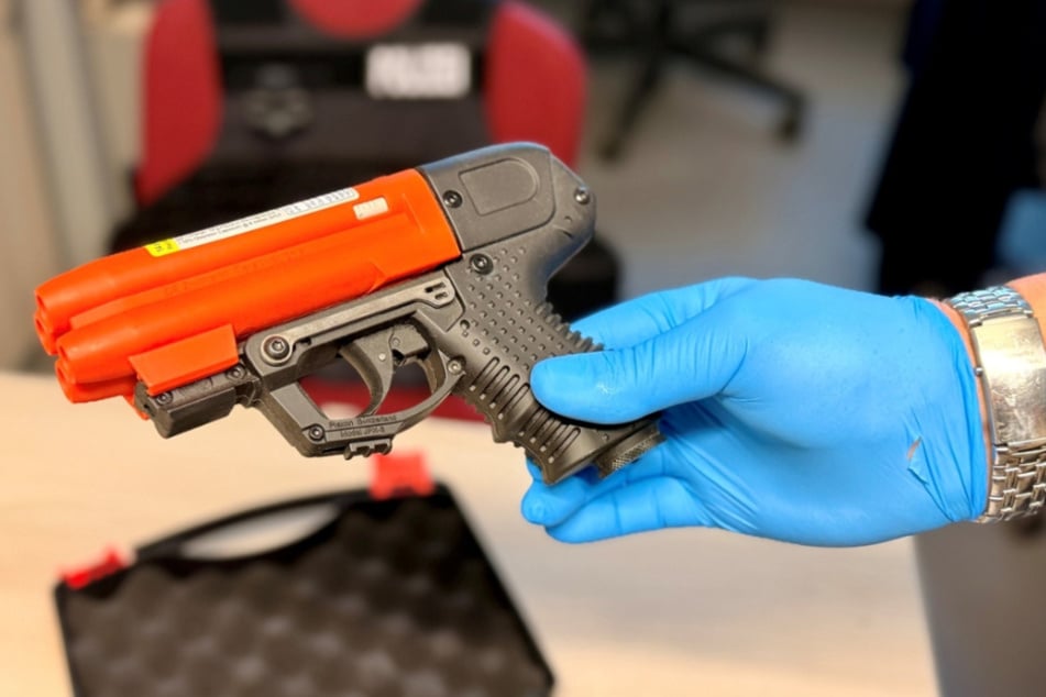 Neben einem Teleskopschlagstock fand die Polizei auch eine funktionstüchtige Pfefferpistole zur Tierabwehr.
