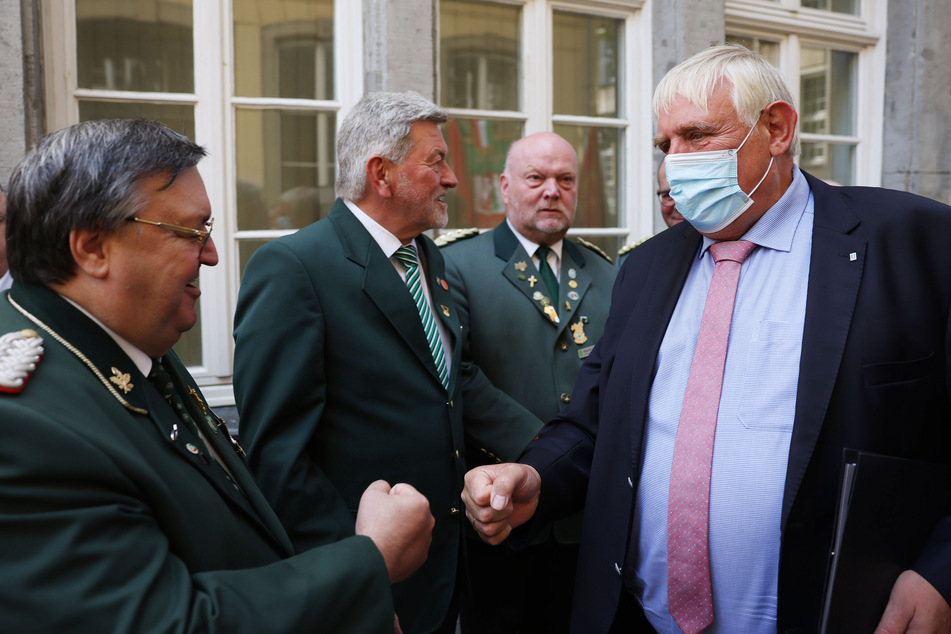Gesundheitsminister Karl-Josef Laumann (CDU, r.) appelliert an alle Menschen, die Karneval feiern wollen, sich vorher impfen zu lassen.