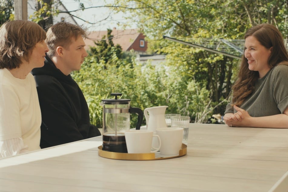 Merlin mit Mutter Inge Bosse (l.) im Gespräch mit Sexualtherapeutin Madita Oeming.
