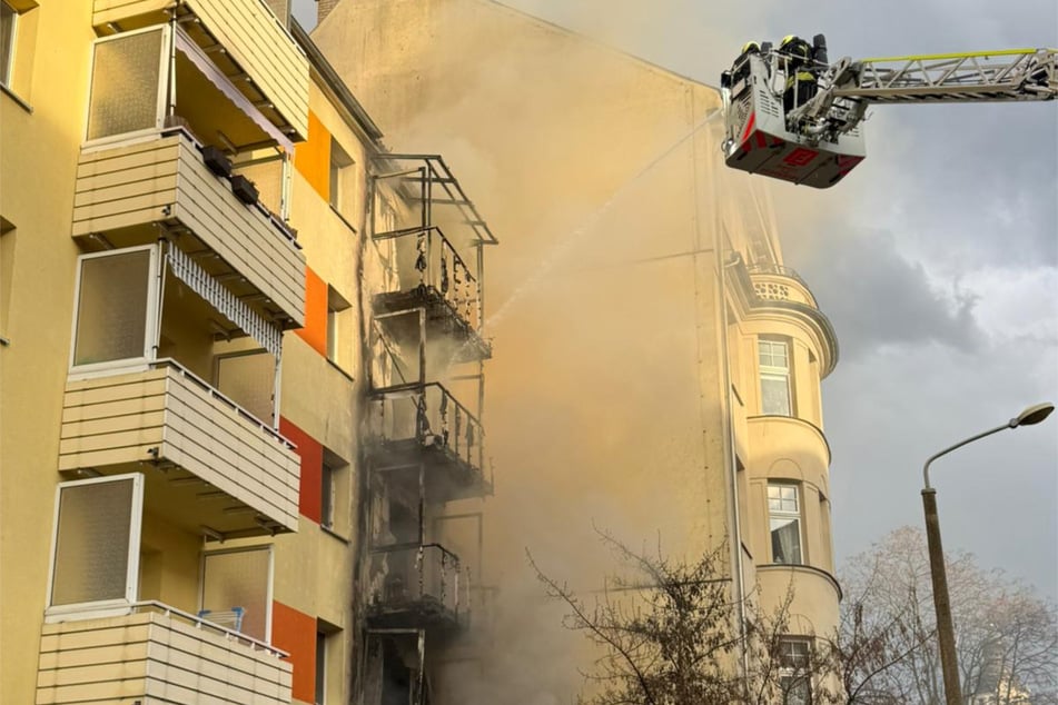 Am späten Mittwochnachmittag brannte ein Mehrfamilienhaus in der Elsterstraße in Leipzig.