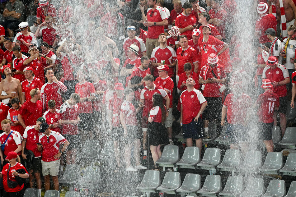 Unglaubliche Bilder in Dortmund: An zwei Stellen im Stadion kommt das Nass wie bei einem Wasserfall hinunter.