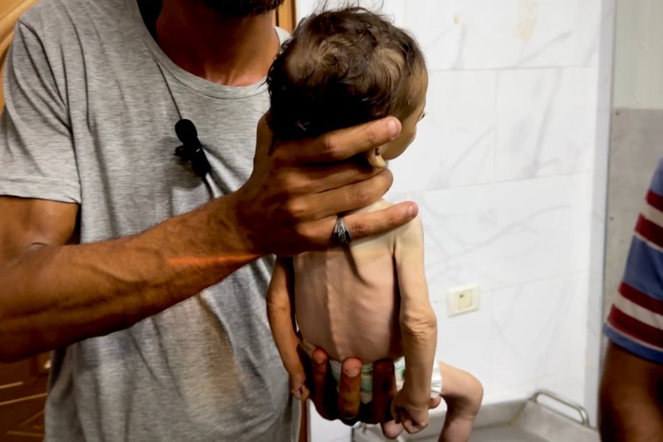 Ein palästinensisches Baby, das an schwerer Unterernährung gestorben ist, wird vor seiner Beerdigung in Chan Yunis aufgebahrt.