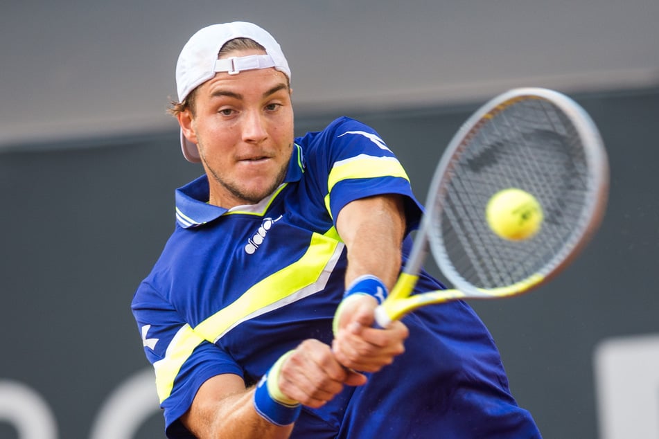 Jan-Lennard Struff (30) schlägt an diesem Montag beim ATP-Turnier in Köln auf.
