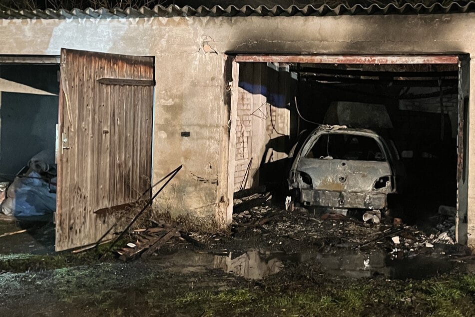 Ein Auto brannte in der Garage vollständig aus.