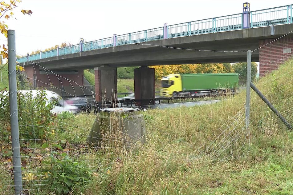 Hier sollen die Unbekannten an der A20 den Reisebus mit Pyrotechnik attackiert haben.
