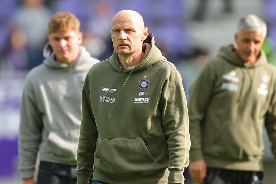 Aues Sportchef Matthias Heidrich (Mitte) lässt eine Trainerdiskussion gar nicht erst aufkommen. Cheftrainer Jens Härtel (rechts) sitzt fest im Sattel.