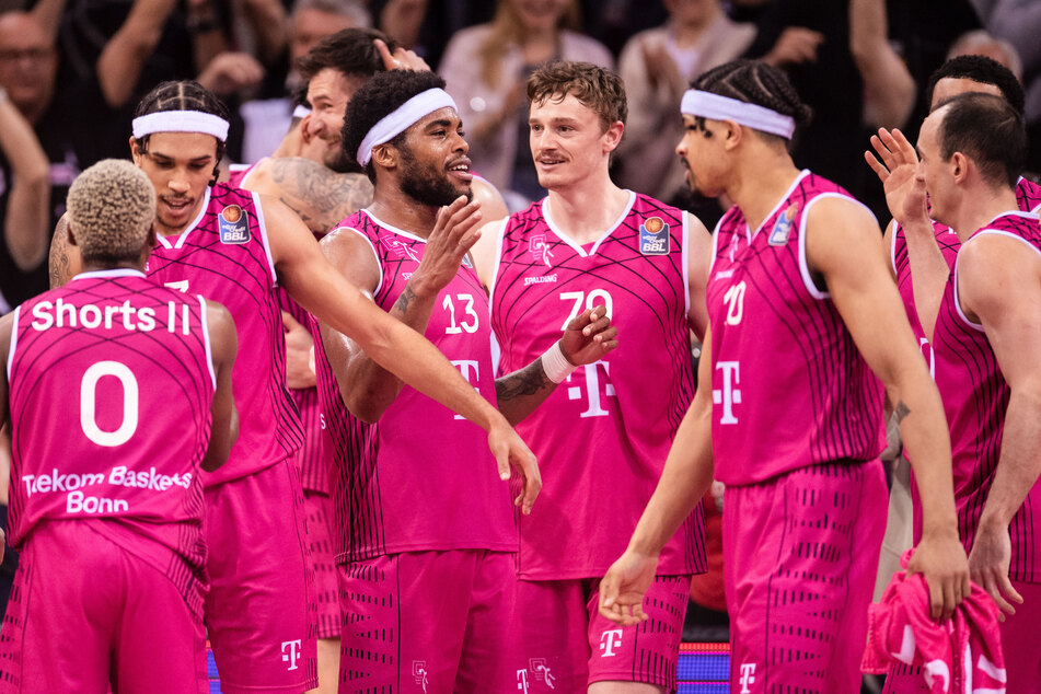 Die Telekom Baskets Bonn freuen sich über den 84:77-Sieg im Spitzenspiel gegen Alba Berlin.