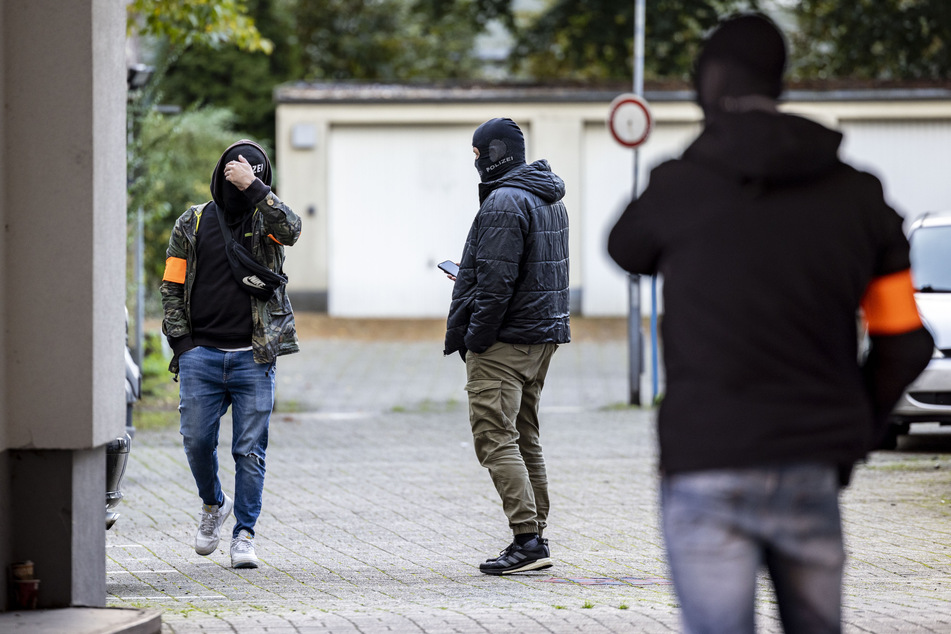 Drei Polizisten am Einsatzort vor der Wohnung des mutmaßlichen Attentäters.