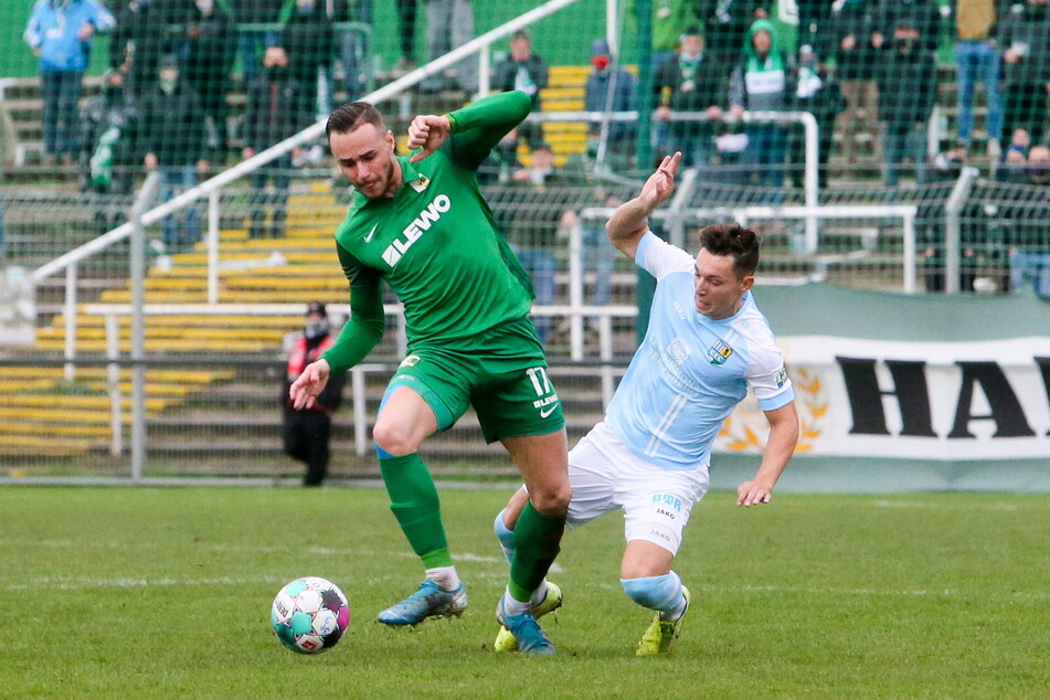 Der CFC stolpert in der Saison noch zu oft - wie hier Nils Köhler (r.) gegen Chemiker Tomas Petracek.