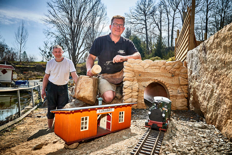 Jens Große (l.) und Jan Lorenz an der neu entstehenden Attraktion Schwarzbachbahn.