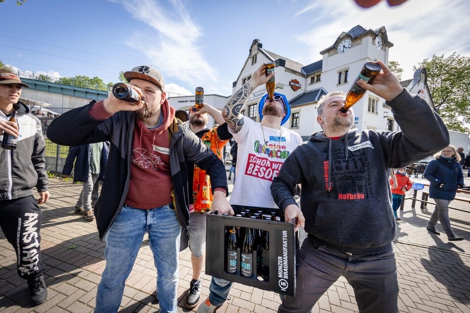 Chemnitz: Prost! Chemnitzer Brauerei schickt Männer zum Bierkasten-Marathon