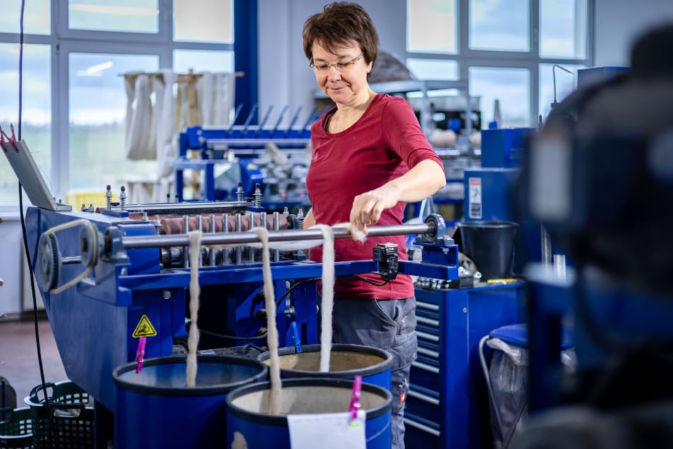 Conny Böhme (54) kontrolliert an der Strecker-Maschine die Spinnbänder.