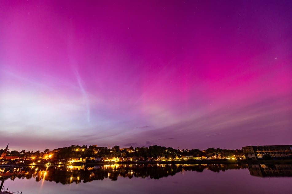 Pink und Lila erstrahlte in der vergangenen Nacht der Himmel über Lauenburg an der Elbe, Schleswig-Holstein. An vielen Orten in Deutschland waren in der vergangenen Nacht Nordlichter zu sehen.