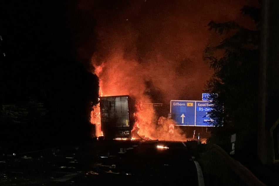 Kurz nach dem Zusammenstoß brannte der Lkw bereits lichterloh.