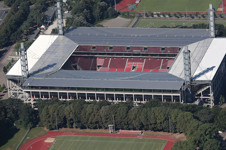 Das DFB-Pokalspiel wird im RheinEnergie-Stadion des 1. FC Köln ausgetragen.
