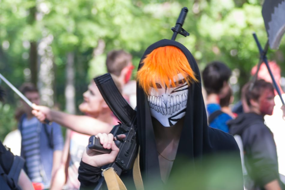 Mit einem Cosplay-Outfit samt Totenkopfmaske und Spielzeugpistole lief der Mann durch die City. (Symbolbild)