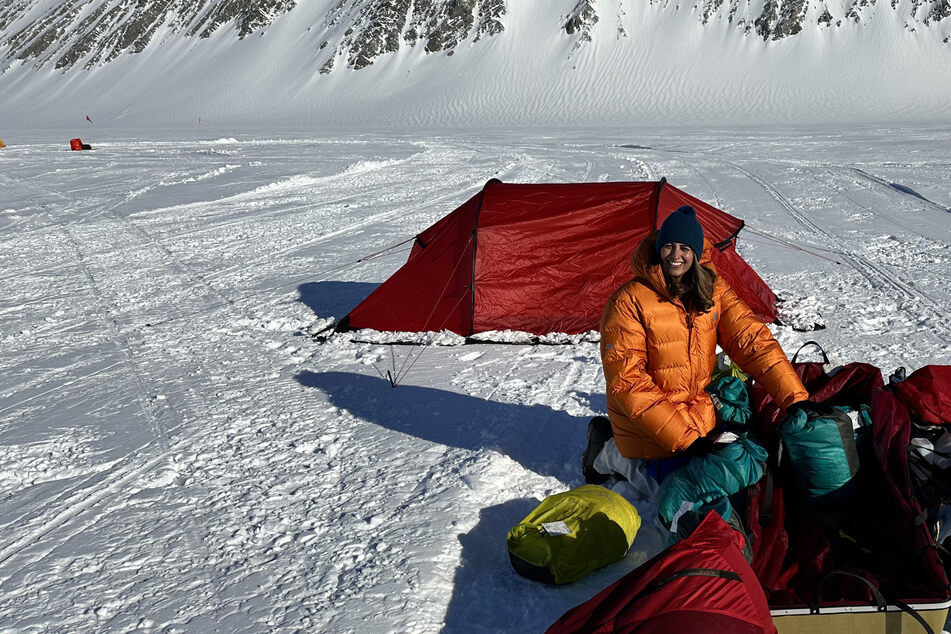 Preet Chandi posiert stolz in der menschenleeren Antarktis.