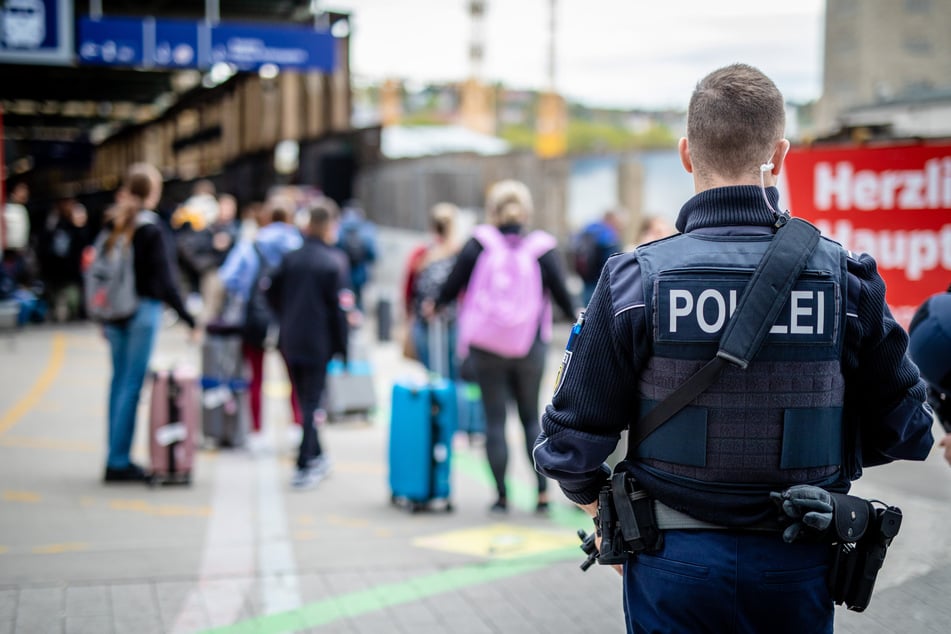 Unter anderem am Stuttgarter Bahnhof findet verstärkte Polizeipräsenz statt.