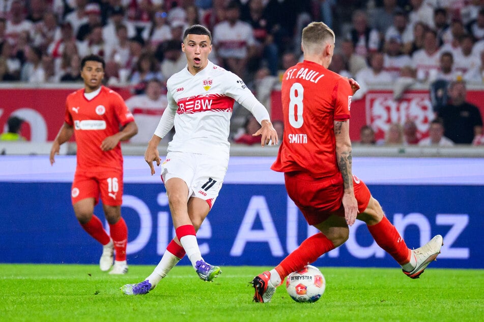 Vor dem 0:2 leistete sich St. Pauli einen einfachen Ballverlust und war dann zu weit vom Torschützen Bilal El Khannouss (M) entfernt.