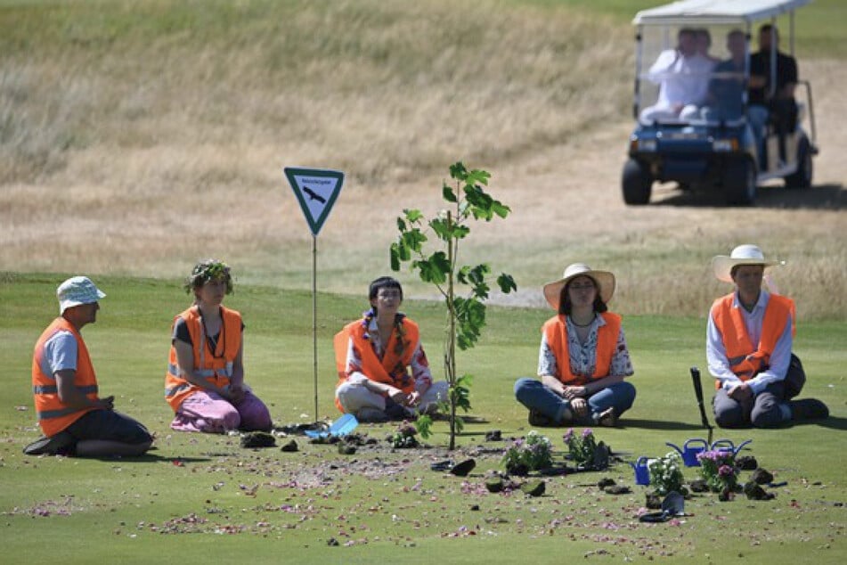 Aktivisten der Letzten Generation haben am Mittwoch einen Golfplatz auf Sylt gestürmt und dort einen Baum gepflanzt.