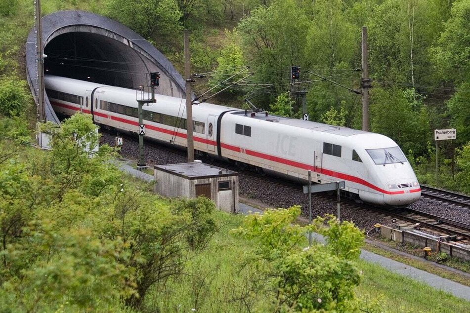 Südlich der rheinland-pfälzischen Ortsgemeinde Nentershausen kam es am Dienstag zu einem lebensgefährlichen Vorfall, bei dem eine Familie sich im Gleisbereich einer ICE-Strecke aufhielt. (Symbolfoto)