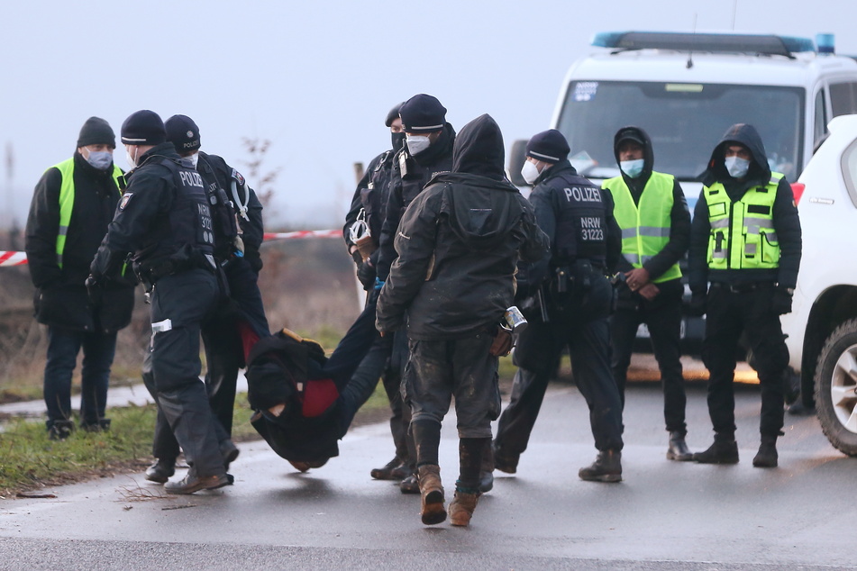 Abriss für Braunkohle: Sitzproteste in Lützerath, während die Bagger anrollen