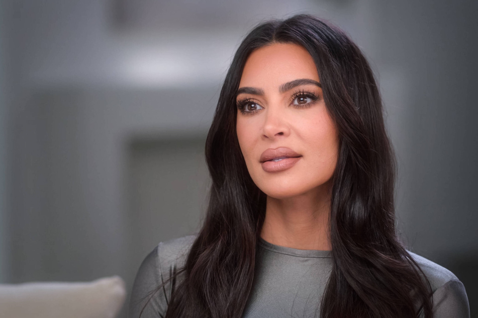 Kim Kardashian explained that she's still learning how to be a single parent on the latest episode of The Kardashians.