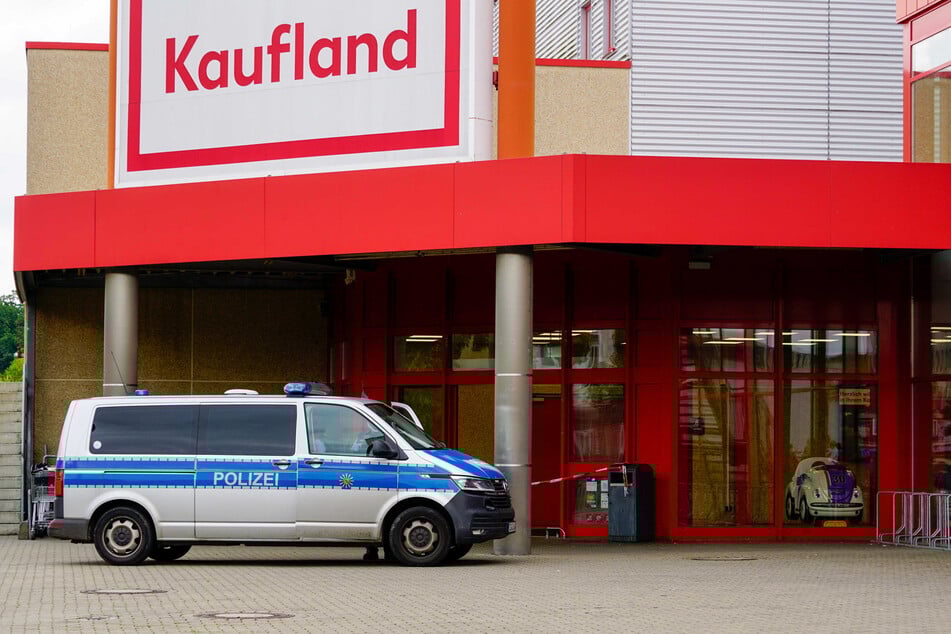 Die Polizei riegelte das Kaufland in Döbeln ab.