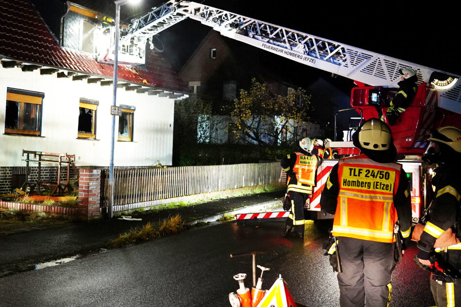 Wohnhaus-Brand bei Kassel: Drei Menschen im Krankenhaus, 300.000 Euro Schaden