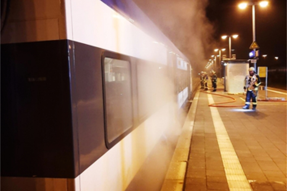 Am Bahnhof Niebüll ist am Montagabend ein Zug in Brand geraten. Die Feuerwehr war im Einsatz, ein Fahrgast wurde verletzt.