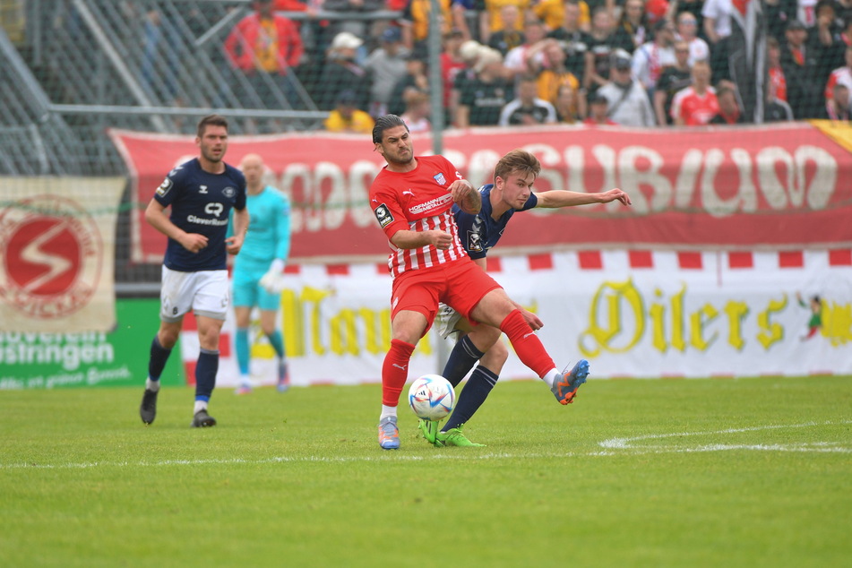 Dominic Baumann (28, vorn) drehte die Partie gegen Oldenburg mit zwei Treffern zugunsten des FSV Zwickau.