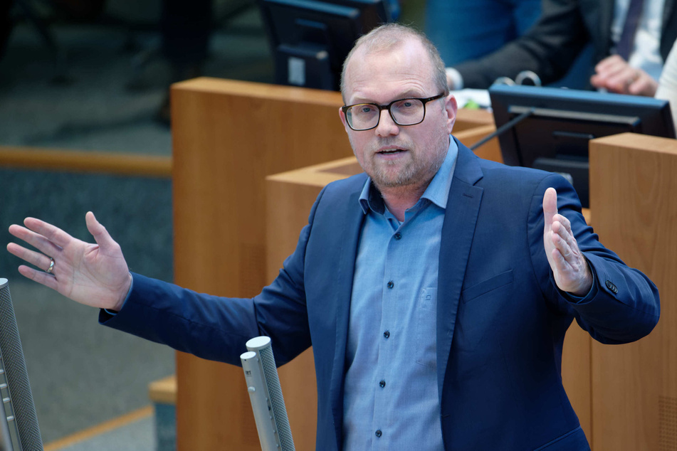 SPD-Vizefraktionschef Jochen Ott (48) fordert eine lückenlose Aufklärung der IT-Panne im Schulbereich.