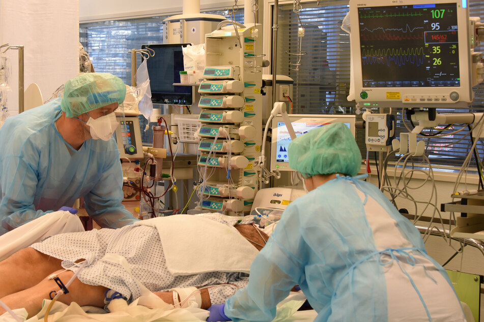 Intensiv-Pflegekräfte versorgen einen Patienten auf der Covid-19-Station des Universitätsklinikums Leipzig.