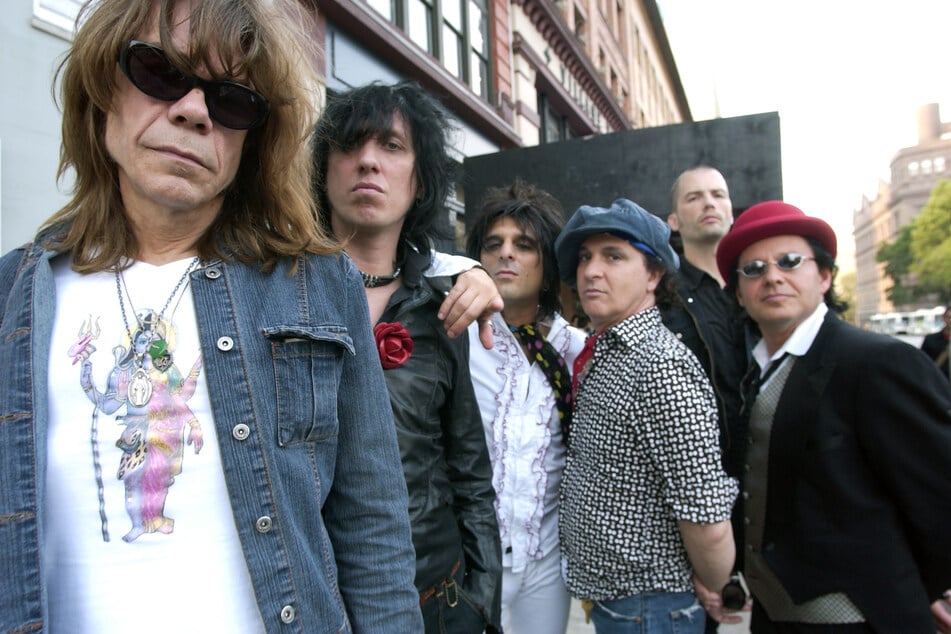 Die Bandmitglieder (v.l.n.r.) der New York Dolls David Johansen (†75), Sami Yaffa (61), Steve Conte (64), Sylvain Sylvain (†69), Brian Delaney (58, hinten) und Brian Koonin. (Archivbild)