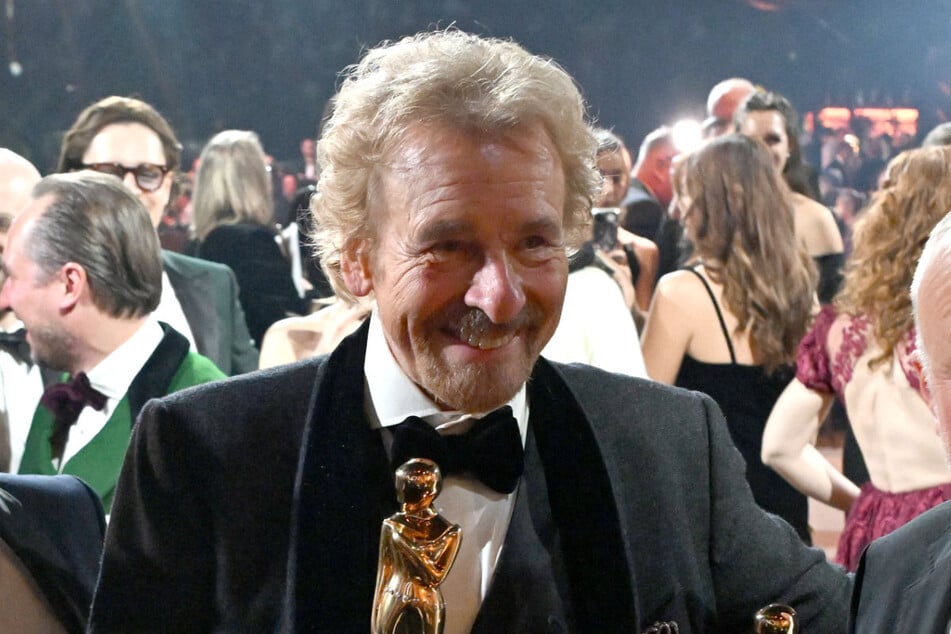 Am Freitagabend ist Kult-Moderator Thomas Gottschalk (75) mit der "diamantenen Romy" geehrt worden.