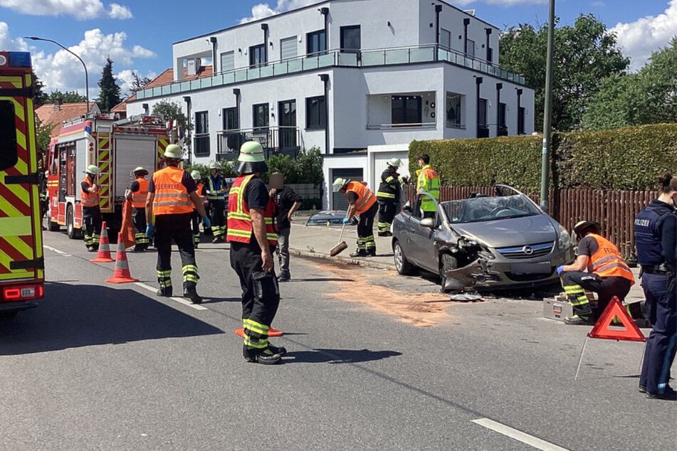 Die Feuerwehrleute sicherten ausgelaufene Betriebsstoffe auf der Aubinger Straße.
