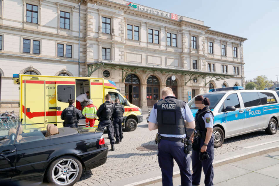 Bereits auf dem Weg nach Zwickau gab es Attacken. Am Hauptbahnhof Chemnitz griffen etwa 100 Anhänger der rechtsextremen Kleinpartei III. Weg einen Zug an.