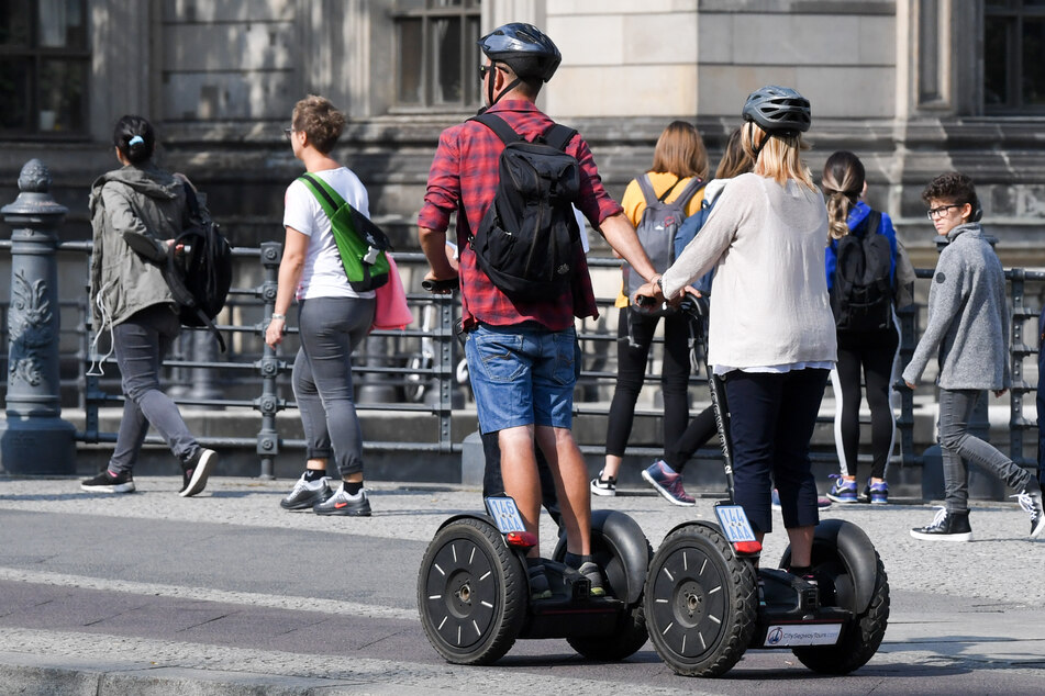 Touristen fahren mit Segways durch Berlin Mitte. Es sollte das Fortbewegungsmittel der Zukunft werden, doch der große Plan scheiterte spektakulär.