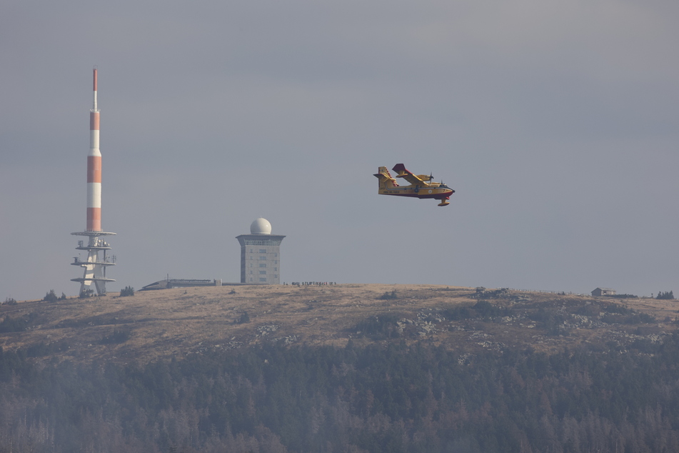 Ein Löschflugzeug der italienischen Feuerwehr erkundet die Lage am Brocken aus der Luft.